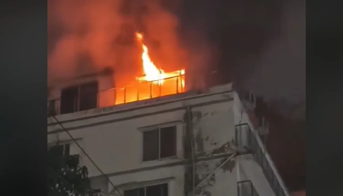 মোহাম্মদপুরে বহুতল ভবনে আগুন