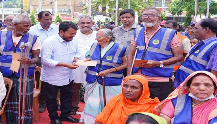 রাজশাহীতে প্রধানমন্ত্রীর ঈদ উপহার পেলেন রাসিকের ১২৩৭ জন পরিচ্ছন্নতাকর্মী