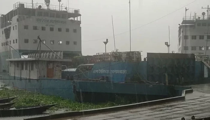 পাটুরিয়া-দৌলতদিয়া ও আরিচা-কাজিরহাট নৌরুটে ফেরি চলাচল বন্ধ