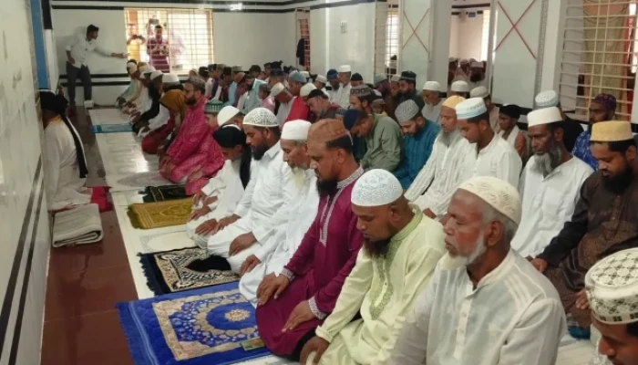 সৌদি আরবের সঙ্গে মিল রেখে বিভিন্ন জেলায় ঈদ উদযাপন