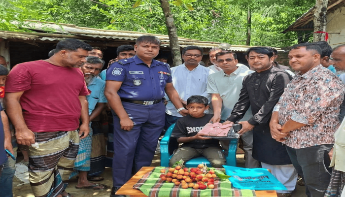 শিবগঞ্জে লিচু চুরির অভিযোগে শি/শু/কে নি/র্যা/ত/ন, প্রতিমন্ত্রীর নির্দেশে লিচু ও উপহার প্রদান