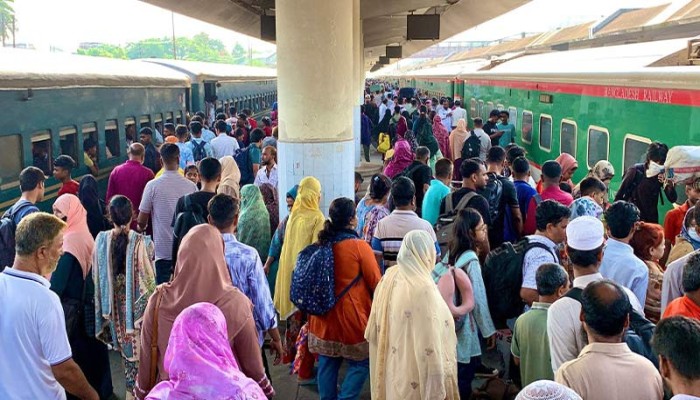 রাজশাহীতে ঈদের ছুটি শেষ ফিরতি যাত্রা শুরু, যাত্রীদের উপচে পড়া ভিড়