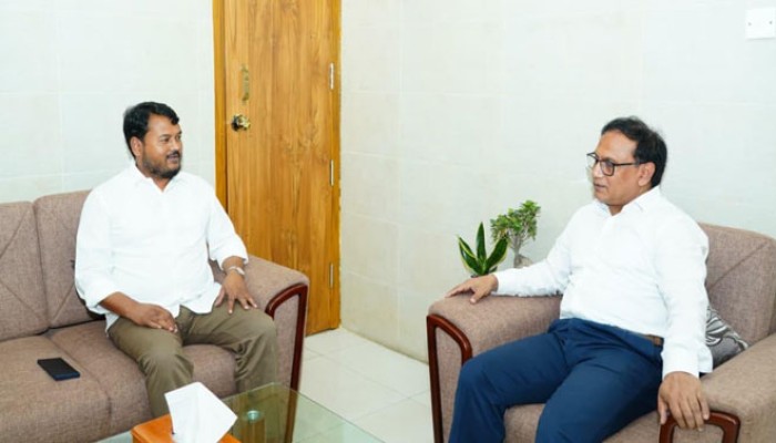 রাজশাহী বিভাগীয় কমিশনারের সাথে রাসিক প্রশাসকের সাক্ষাৎ