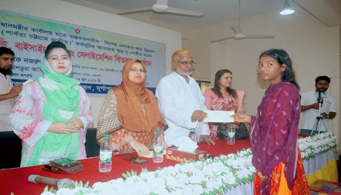 দুর্গাপুরে ক্ষুদ্র নৃ-গোষ্ঠীর মাঝে বৃত্তি, বাইসাইকেল ও সেলাই মেশিন বিতরণ