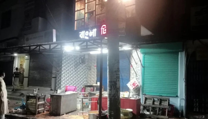রাজশাহীতে দুই রেস্তোরাঁয় হামলা, পুলিশ সদস্য আহত