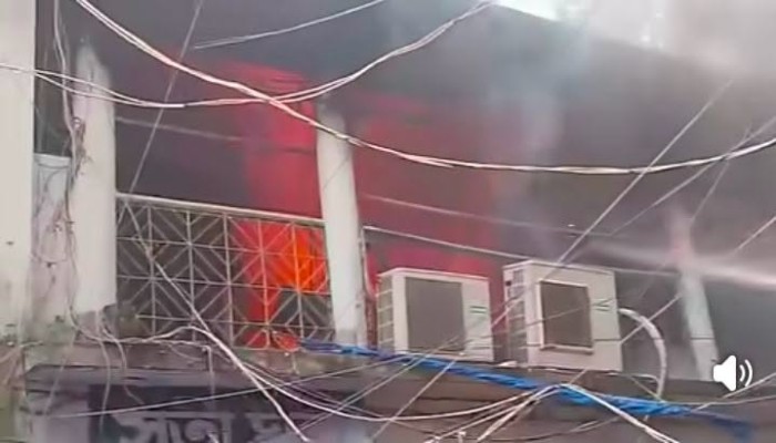 চাঁপাইনবাবগঞ্জের নিউ মার্কেটে ভয়াবহ আগুন, নিয়ন্ত্রনে আনার চেষ্টা করছে ফায়ার  সার্ভিস