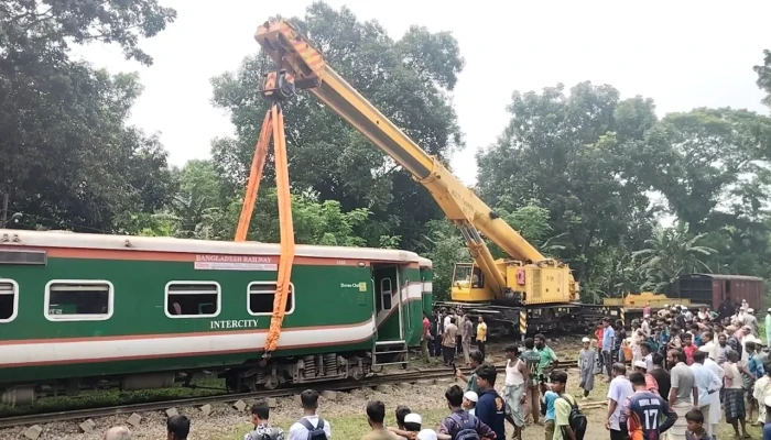 লাইনচ্যুত বিজয় এক্সপ্রেসের ৩ বগি উদ্ধার