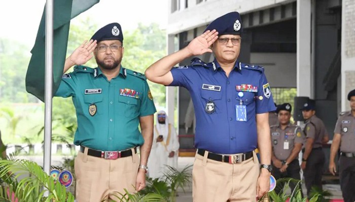 গাঢ় নীল-হালকা জলপাই শার্ট ও খাকি প্যান্টে ফিরেছে পুলিশ