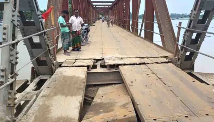 ১৪০ বছরের পুরনো সেতু পাটাতন ভেঙে যান চলাচল বন্ধ