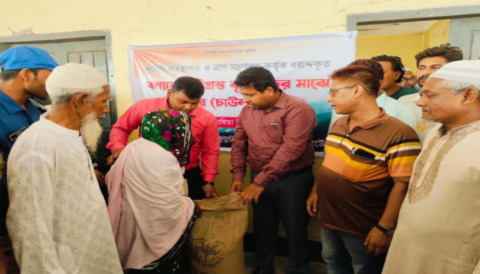 নাটোরের সিংড়া উপজেলার বন্যায় ক্ষতিগ্রস্ত ৬৮৬ কৃষকের মাঝে সরকারি চাল বিতরণ