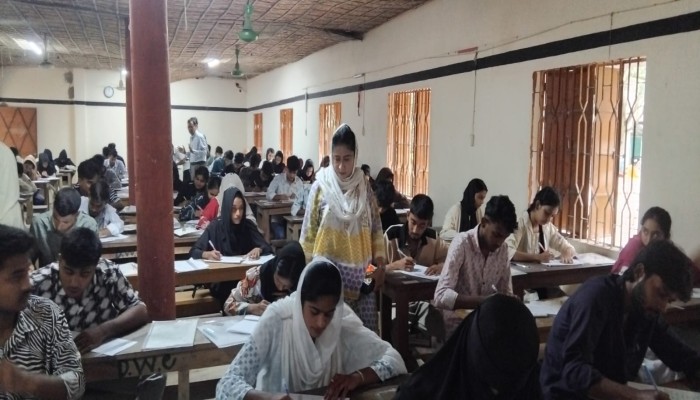 রাজশাহী দুর্গাপুরে পরীক্ষা কেন্দ্র পরিদর্শনে ইউএনও, অনুপস্থিত ৪৩