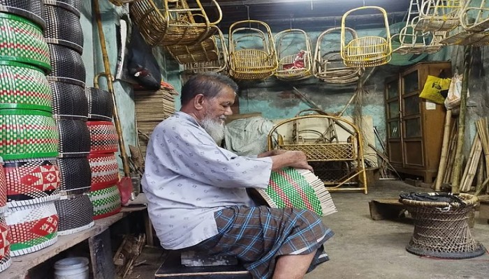 ৭০ বছর ধরে রাজশাহীর বেতশিল্প আঁকড়ে আছেন ফরিদুর, উত্তরসূরি না পেয়ে হতাশা