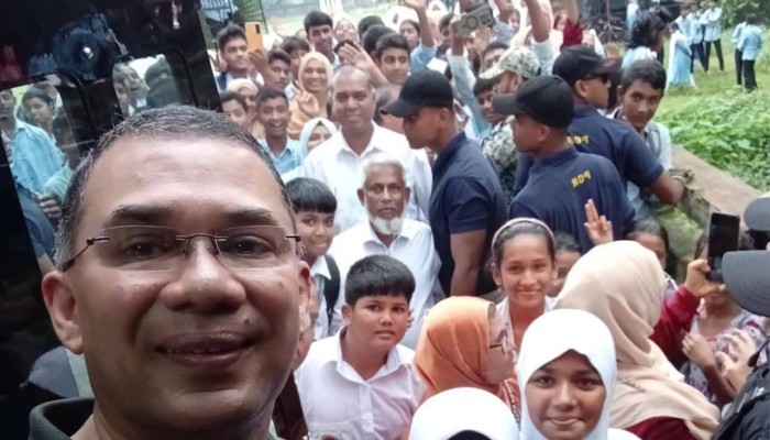 শিক্ষার্থীদের আবদারে গাড়ি থামালেন প্রধানমন্ত্রী, তুললেন সেলফি