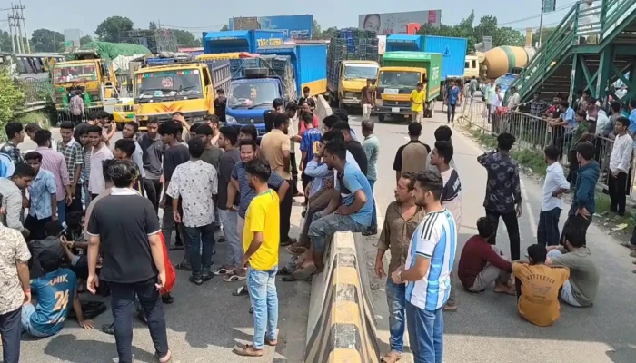 শিক্ষামন্ত্রীর পদত্যাগের দাবিতে ঢাকা-টাঙ্গাইল মহাসড়ক অবরোধ