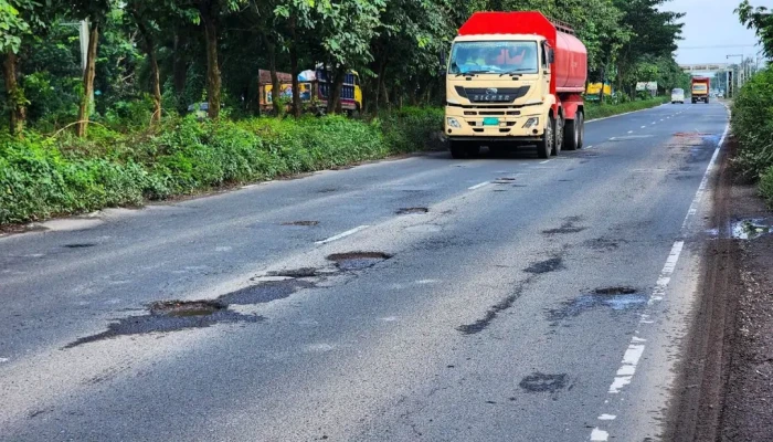 ঢাকা-চট্টগ্রাম মহাসড়কের ফেনী অংশে খানাখন্দের দাপট, ৭ মাসে প্রাণ গেল ৩৭ জনের