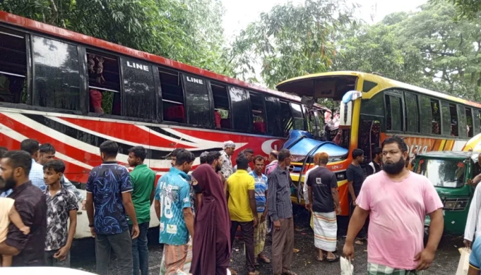 পাবনায় দুই বাসের মুখোমুখি সংঘর্ষ, আহত ১০