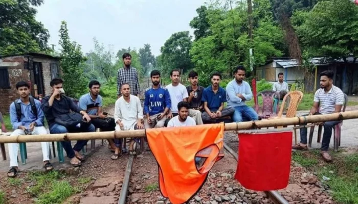 রাবি শিক্ষার্থীকে মারধর, রাজশাহীর সঙ্গে সারাদেশের রেল যোগাযোগ বন্ধ
