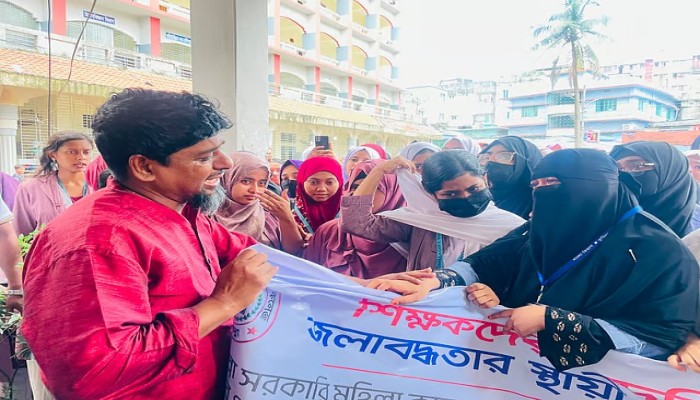 জলাবদ্ধতা ও শিক্ষক বদলি: শিক্ষকের আকুতিতে ভারী শিক্ষার্থীদের আন্দোলন