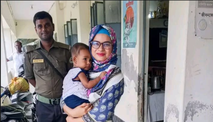 দুর্গাপুরে শিশুকে কোলে নিলেন ইউএনও, পরীক্ষা দিলেন মা