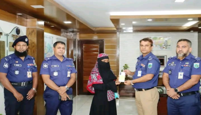 হারিয়ে যাওয়া ৫০টি মোবাইল ফোন প্রকৃত মালিকের কাছে হস্তান্তর করলো রাজশাহী জেলা পুলিশ