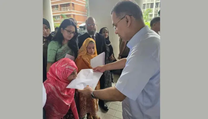 প্রতিবন্ধী তিন ব্যক্তির হাতে নিয়োগপত্র তুলে দিলেন প্রধানমন্ত্রী