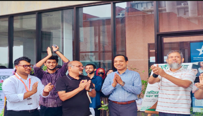 বরেন্দ্র বিশ্ববিদ্যালয়ে সাংবাদিকতা বিভাগের উদ্যোগে ক্যাম্পাসে প্লাস্টিকের বিনিময়ে গাছের চারা বিতরণ