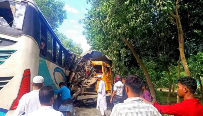 চাঁদপুরে বাস-ট্রাক সংঘর্ষে নিহত ৩, আহত ১৫