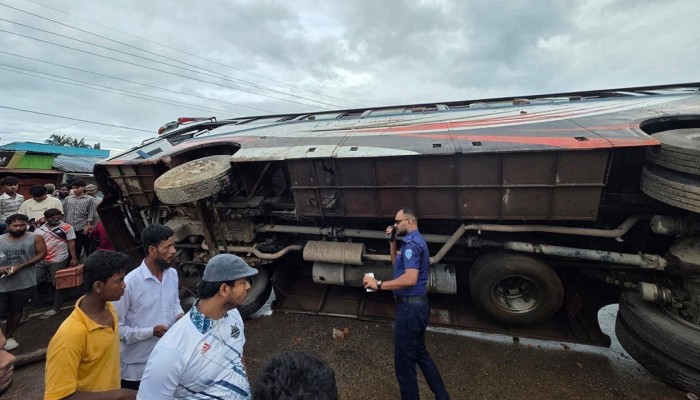 ফেনীতে যাত্রীবাহী বাস উল্টে নিহত ১, আহত ৫