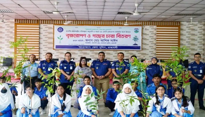 রাজশাহী জেলা পুলিশের উদ্যোগে বৃক্ষরোপণ ও চারা বিতরণ