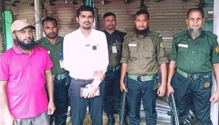 পুঠিয়ায় অবৈধ সার মজুতে ভ্রাম্যমাণ আদালতের অভিযান