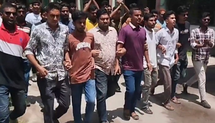 নাটোরে ইউএনও কার্যালয়ে হামলা-ভাঙচুর