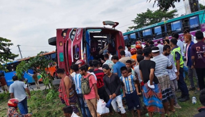 বাস উল্টে আহত ১৫, ঢাকা-চট্টগ্রাম মহাসড়কে যানজট