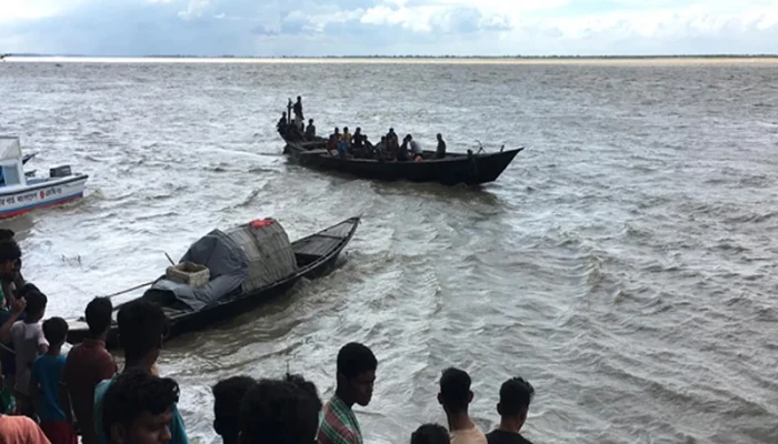 রাজশাহীতে পদ্মায় হঠাৎ উঁচু ঢেউ, ডুবে গেছে অন্তত ১৫টি নৌকা