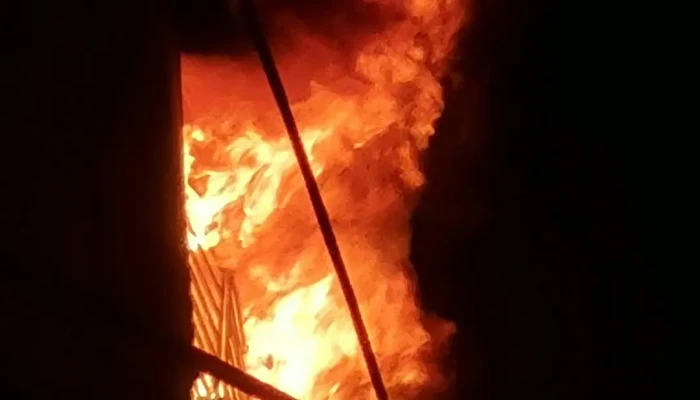 ১২ ঘণ্টা পর নিয়ন্ত্রণে এসেছে চকবাজারের আগুন
