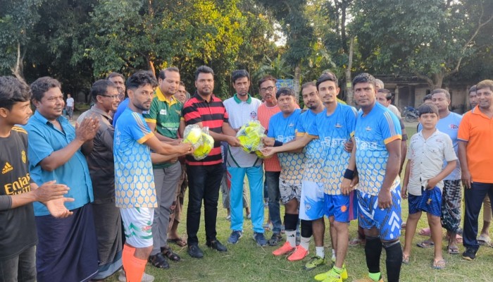 রাজশাহীর পবায় ছাত্রদল নেতার উদ্যোগে ফুটবল বিতরণ