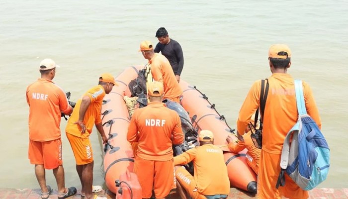 গঙ্গায় নৌকাডুবি, প্রাণ গেলো ১১ জনের
