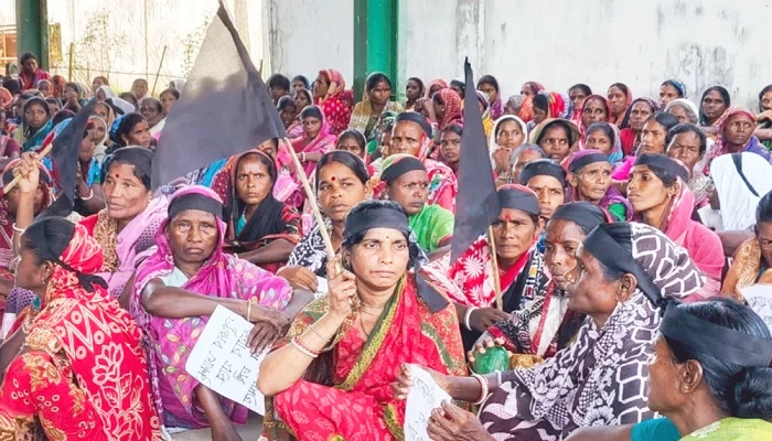 পূজার আগে বোনাসের দাবিতে চা শ্রমিকদের ধর্মঘট