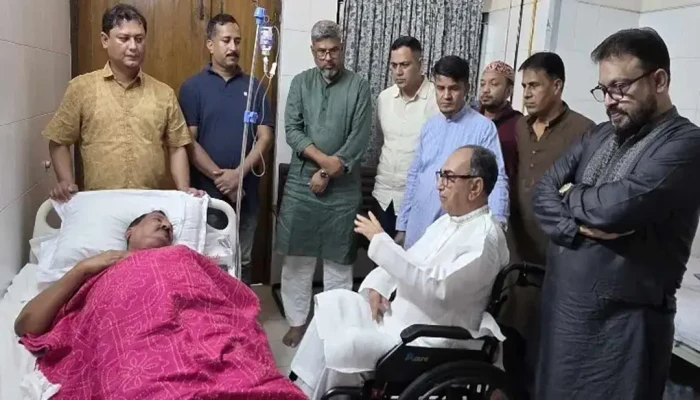 হাসপাতালে ভূমিমন্ত্রী মিনুকে দেখতে গেলেন মির্জা আব্বাস