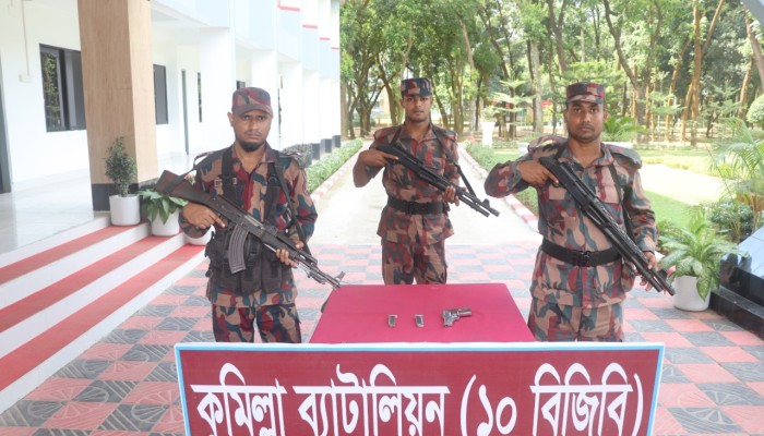 কুমিল্লার কটকবাজারে প`রি`ত্য`ক্ত অবস্থায় বিদেশি পি`স্ত`ল ও ২ ম্যা`গা`জি`ন উদ্ধার